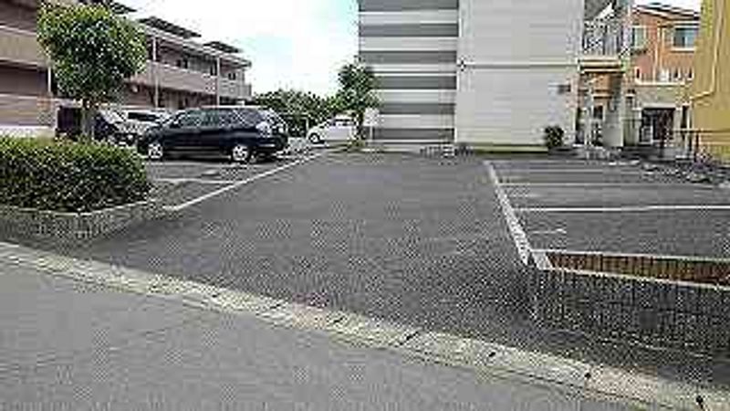 レオパレス下硯川 駐車場