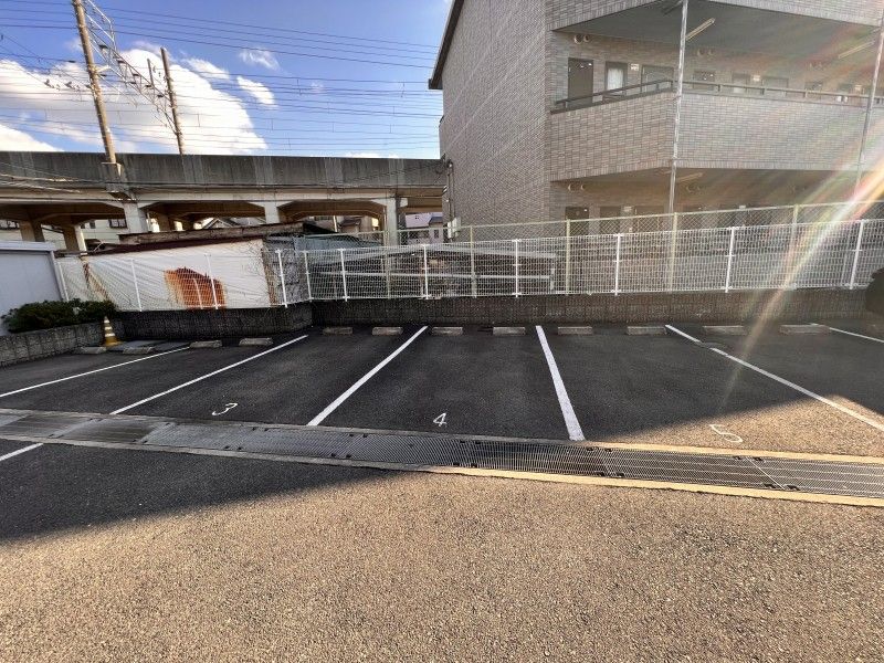 レオパレスマエダ 駐車場