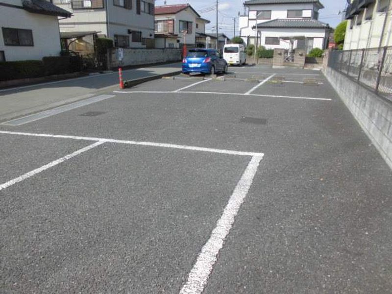 レオパレスアルテミス 駐車場