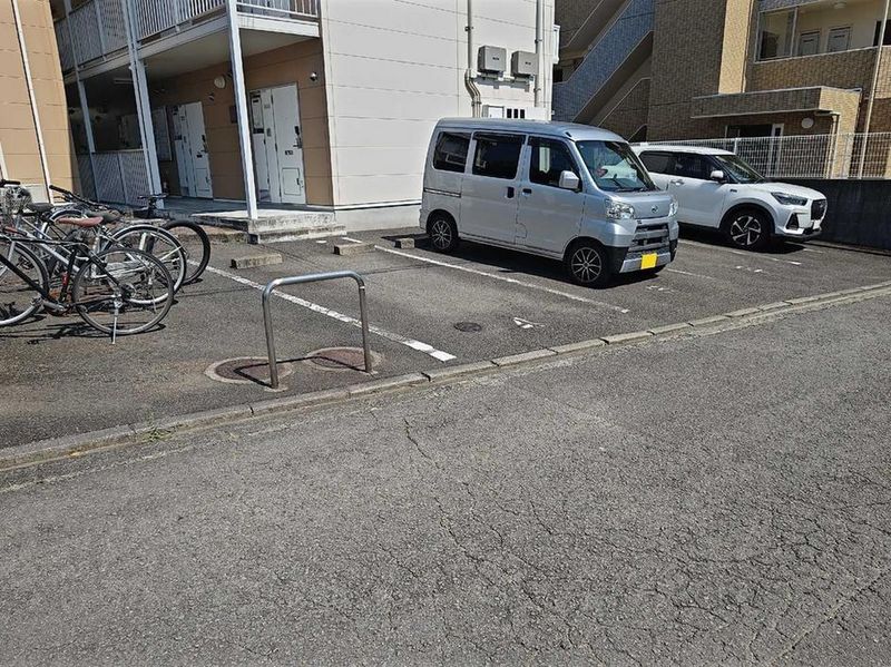 レオパレスシェルフィード山越 駐車場