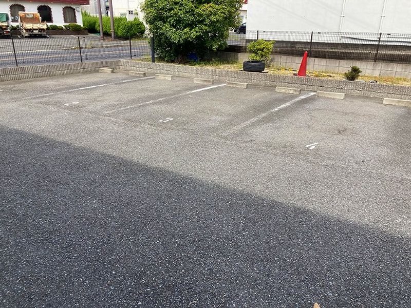 レオパレスローズガーデン 駐車場