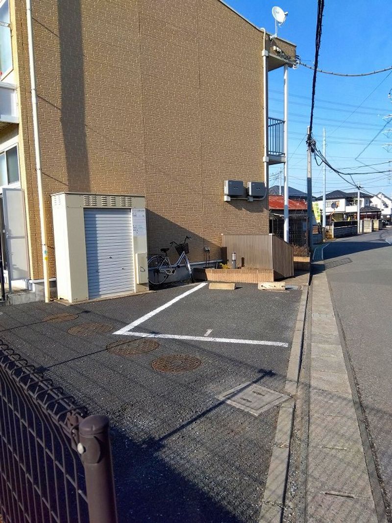 レオパレスモモナ 駐車場