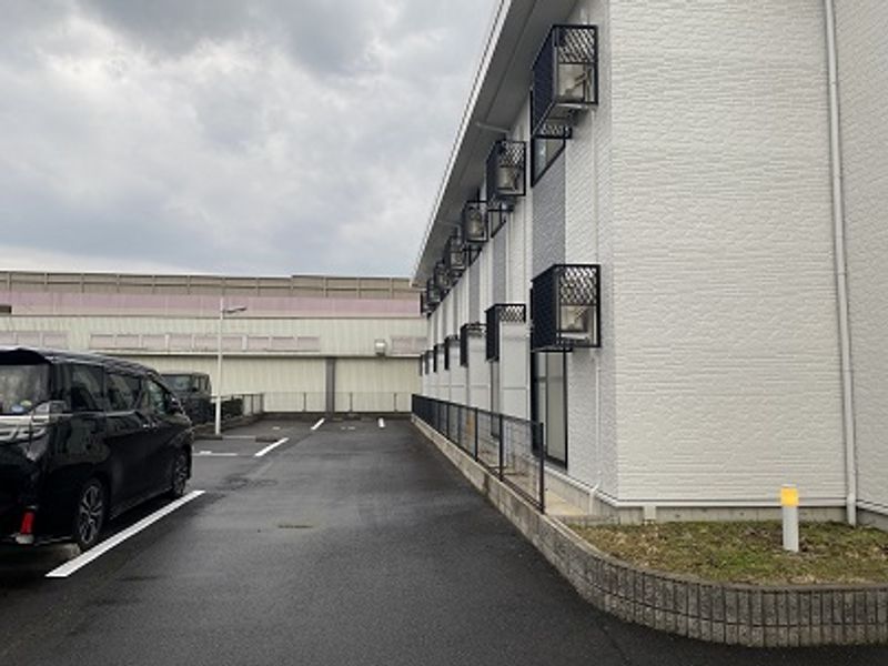 レオパレス春日 駐車場