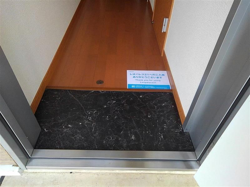 レオパレスエニワン 玄関