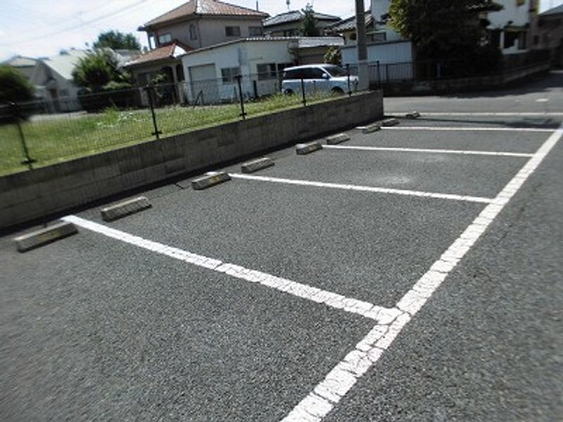 レオパレスアプリコーゼ 駐車場