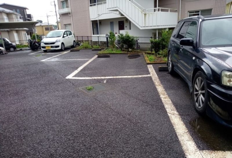 レオパレスメローネⅢ 駐車場