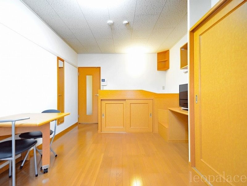 レオパレス城間 居間