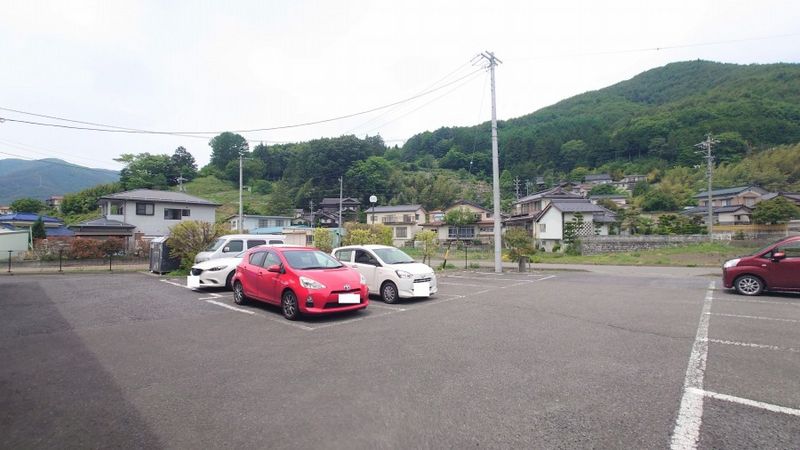 レオパレスたつの 駐車場