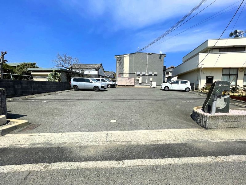 レオパレスＫＳＰＩＲＩＴ葵 駐車場