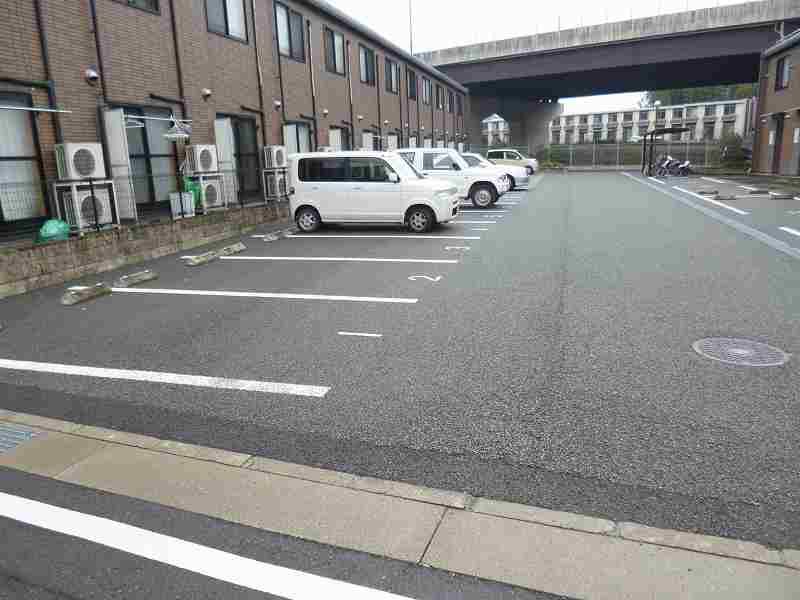レオパレスコート　グレイスⅠ 駐車場