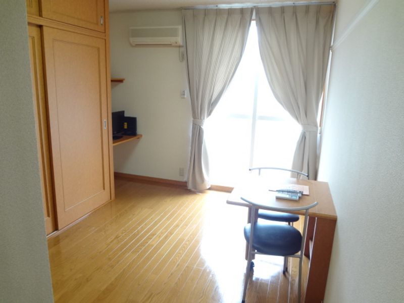 レオパレス君ヶ塚 居間