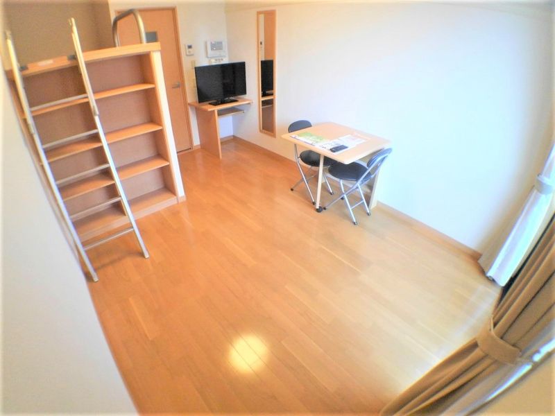 レオパレスサンサン木の実 居間