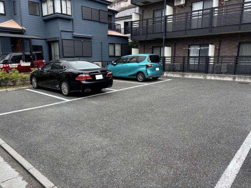 レオネクストブラザーズハイツ 駐車場