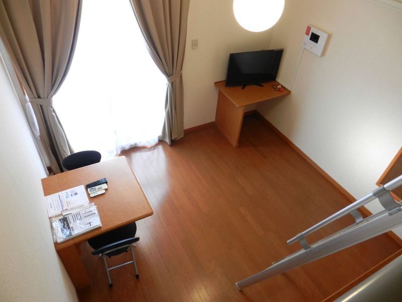 レオパレスフォレストいずみ 居間