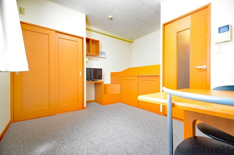 レオパレスサンコーポしおみ 居間