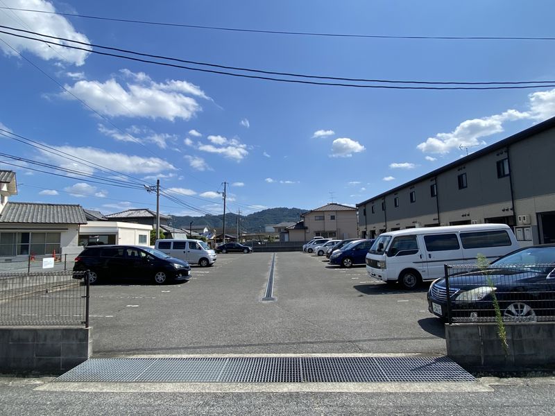 レオパレスブルューテブルューテ 駐車場