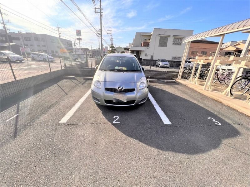 レオパレスナザレ 駐車場