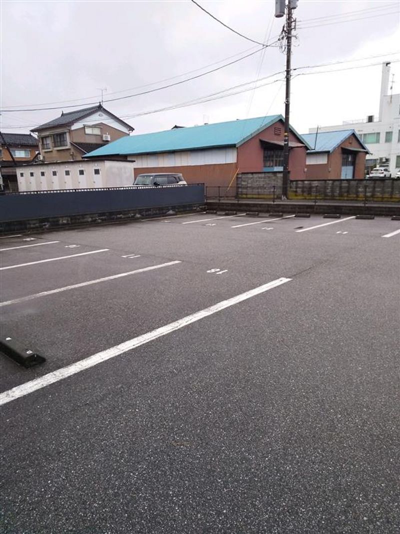 レオパレスラーク 駐車場