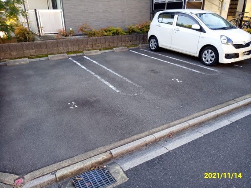 レオパレス松葉 駐車場
