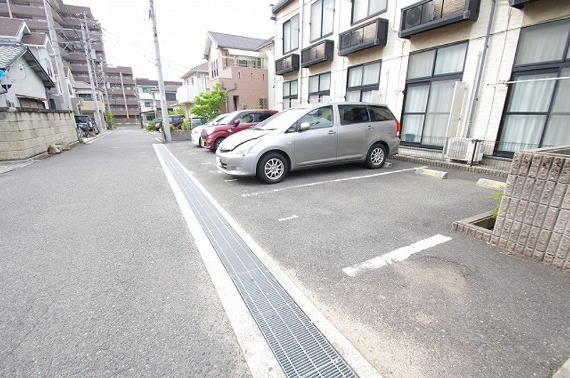 レオパレスシリウス 駐車場
