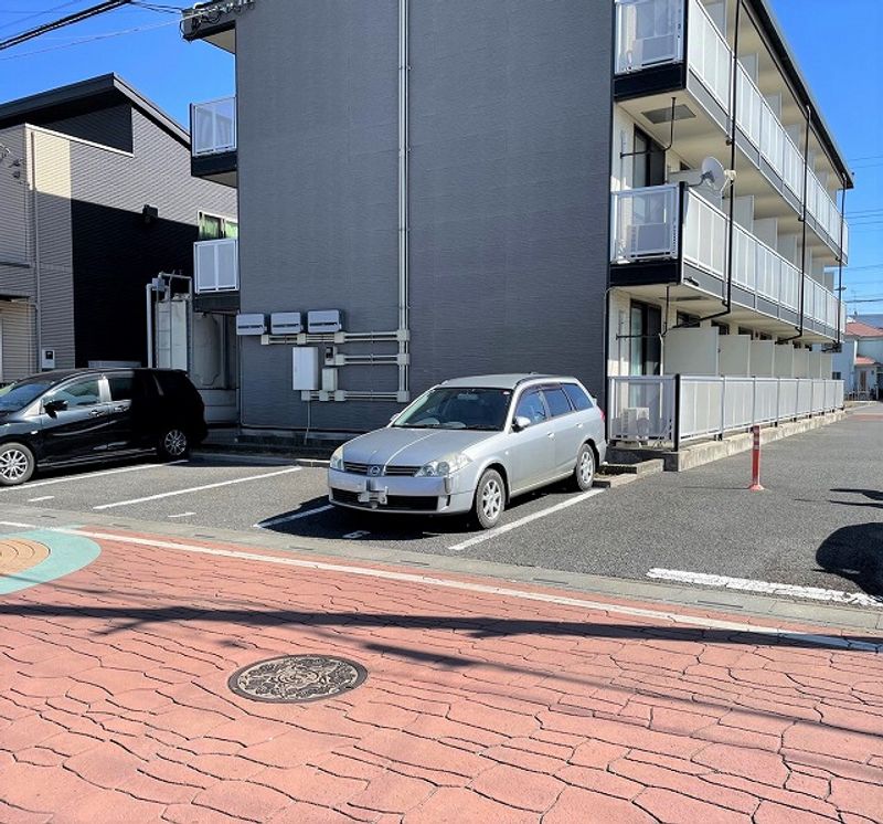 レオパレスプラティークラシーヌ 駐車場
