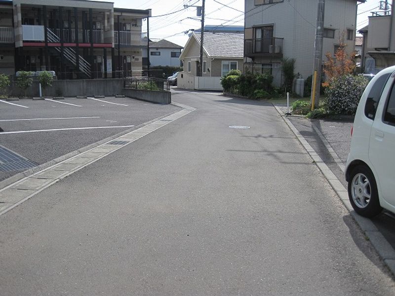 レオパレス赤い長ぐつ 駐車場