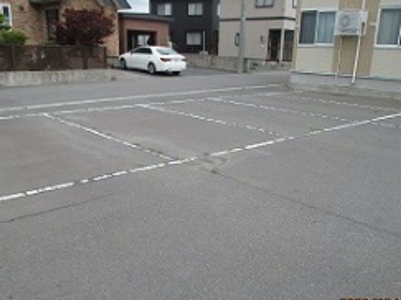 レオパレスとと 駐車場