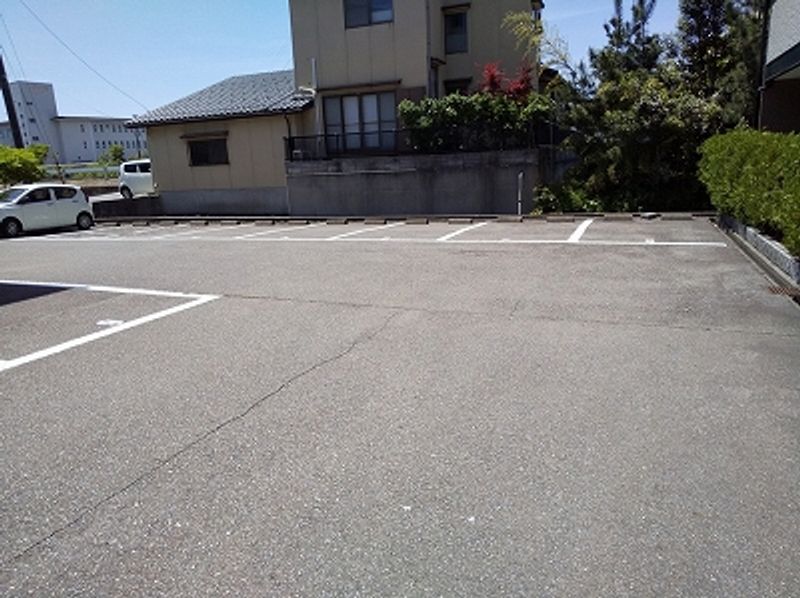 レオパレスニューケルビン１ 駐車場