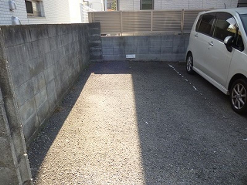 レオパレスビオトープ 駐車場