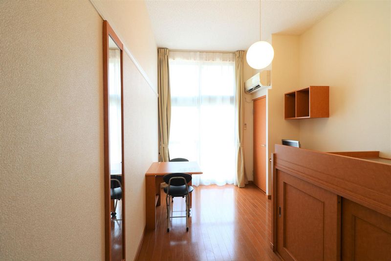レオパレス西京 居間