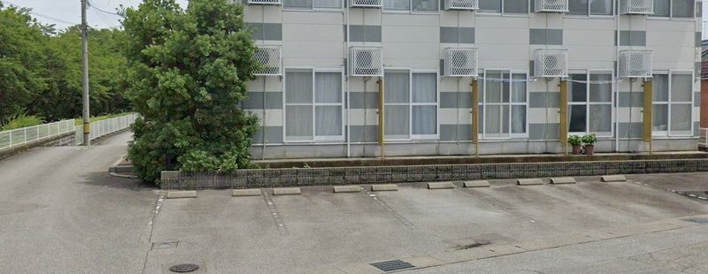 レオパレスカナルＡ 駐車場