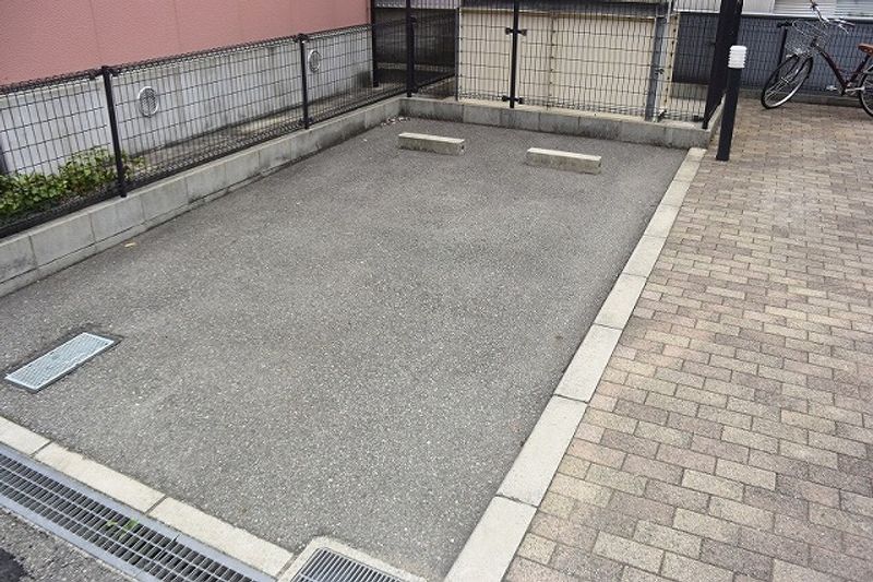 レオパレス川西 駐車場