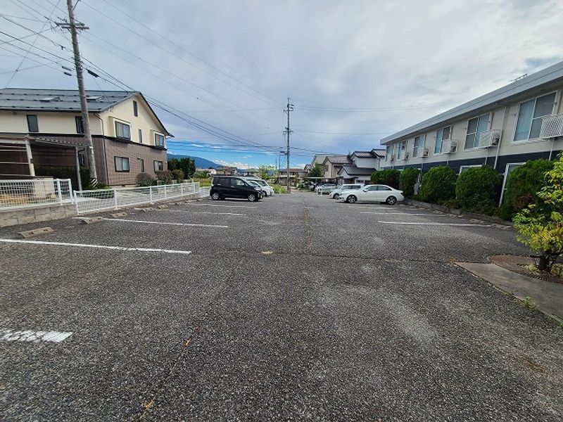 レオパレスアツモリ 駐車場