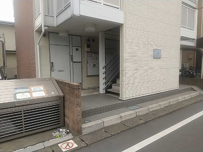 レオパレス彩 エントランス