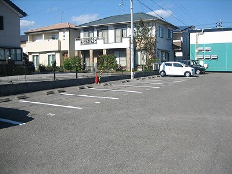 レオパレスやいろちょう 駐車場