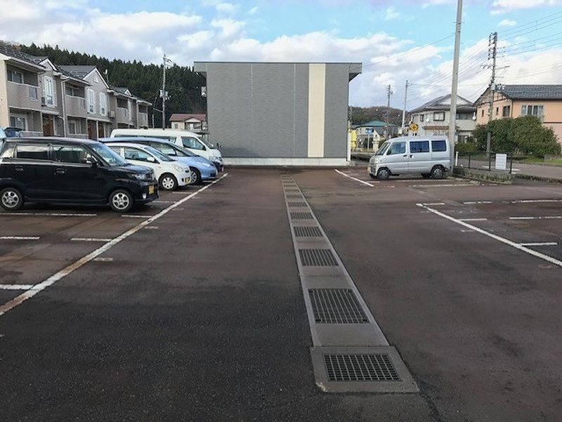 レオパレスイヴ 駐車場