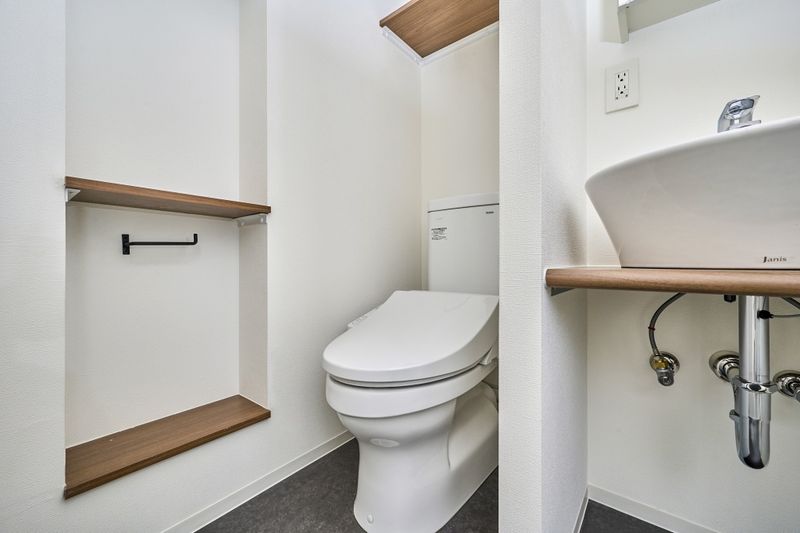 ArLk Au Soleil Toilet