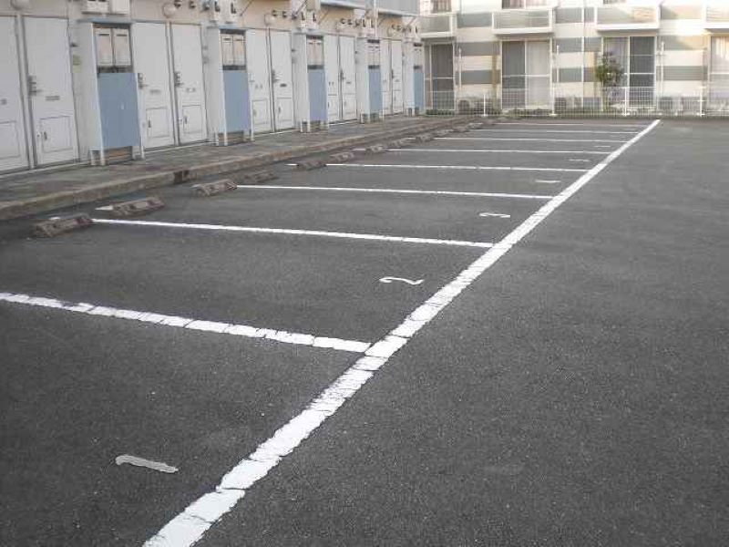 レオパレスわかみや２番館 駐車場