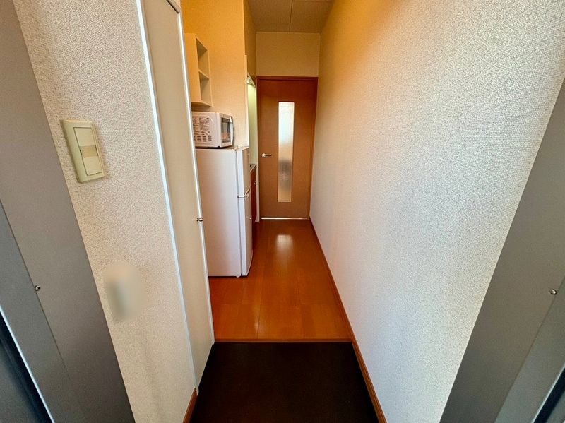 レオパレスこまつ 玄関