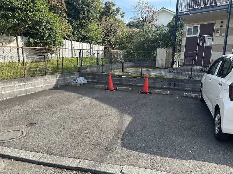 レオパレスハピネス 駐車場