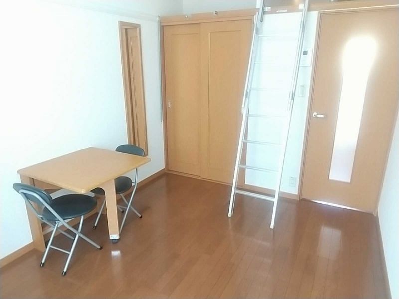 レオパレススリーフォー 居間