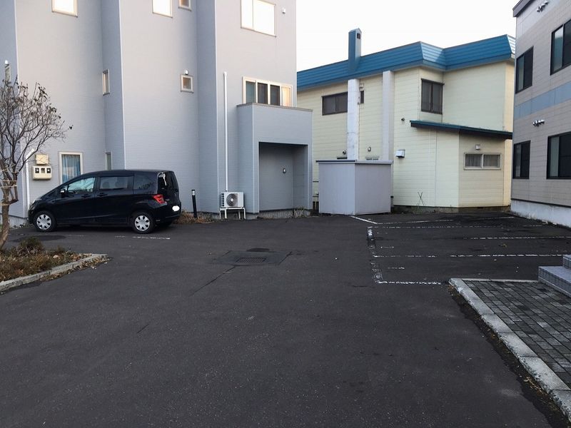 レオパレスエレメント１８ 駐車場
