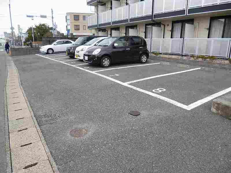 レオパレスパインフィールド 駐車場