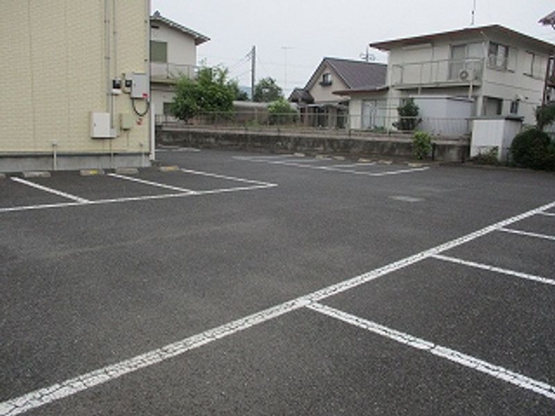 レオパレス天神 駐車場