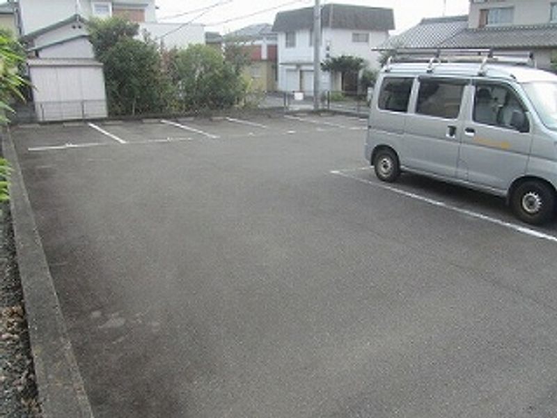 レオパレスラプランタン 駐車場