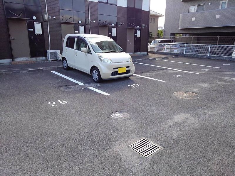 レオパレスロワール三条Ｂ 駐車場