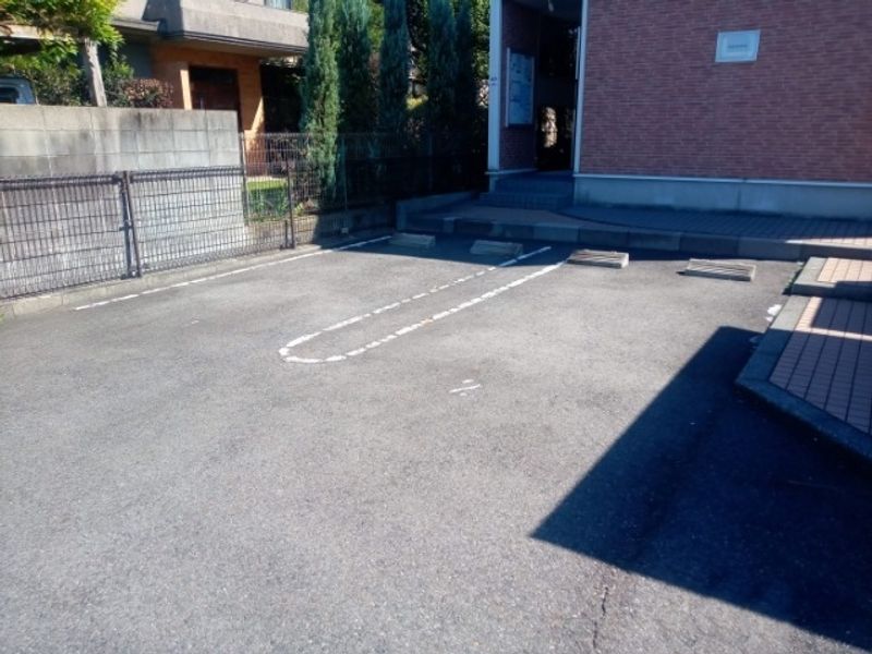 レオパレスラピスラズリ 駐車場