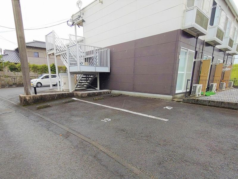レオパレスこのはなⅡ 駐車場