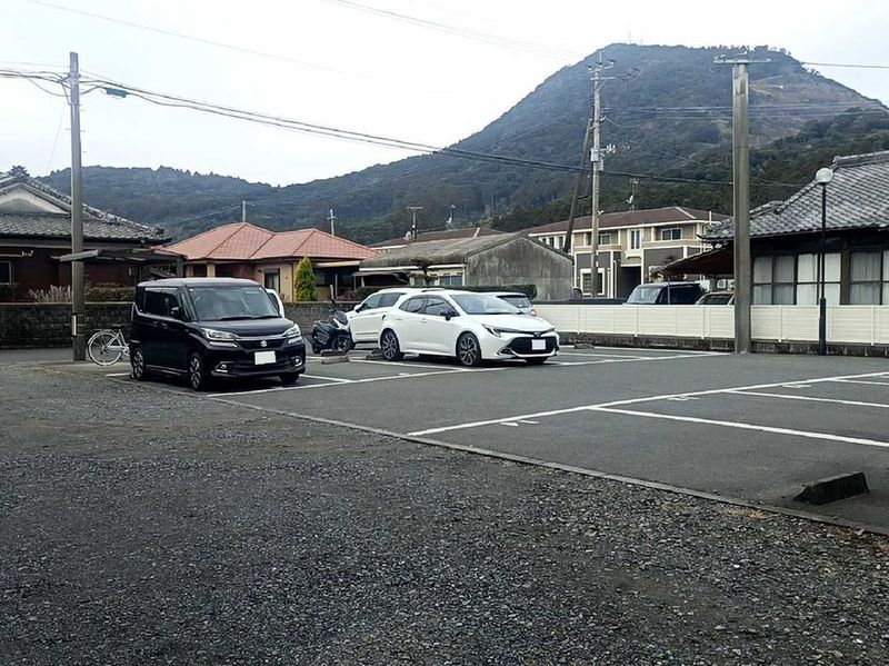 LEONEXT G Maisonnette Parking lot