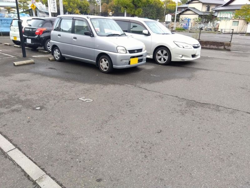 レオパレスルイーズ坂出 駐車場